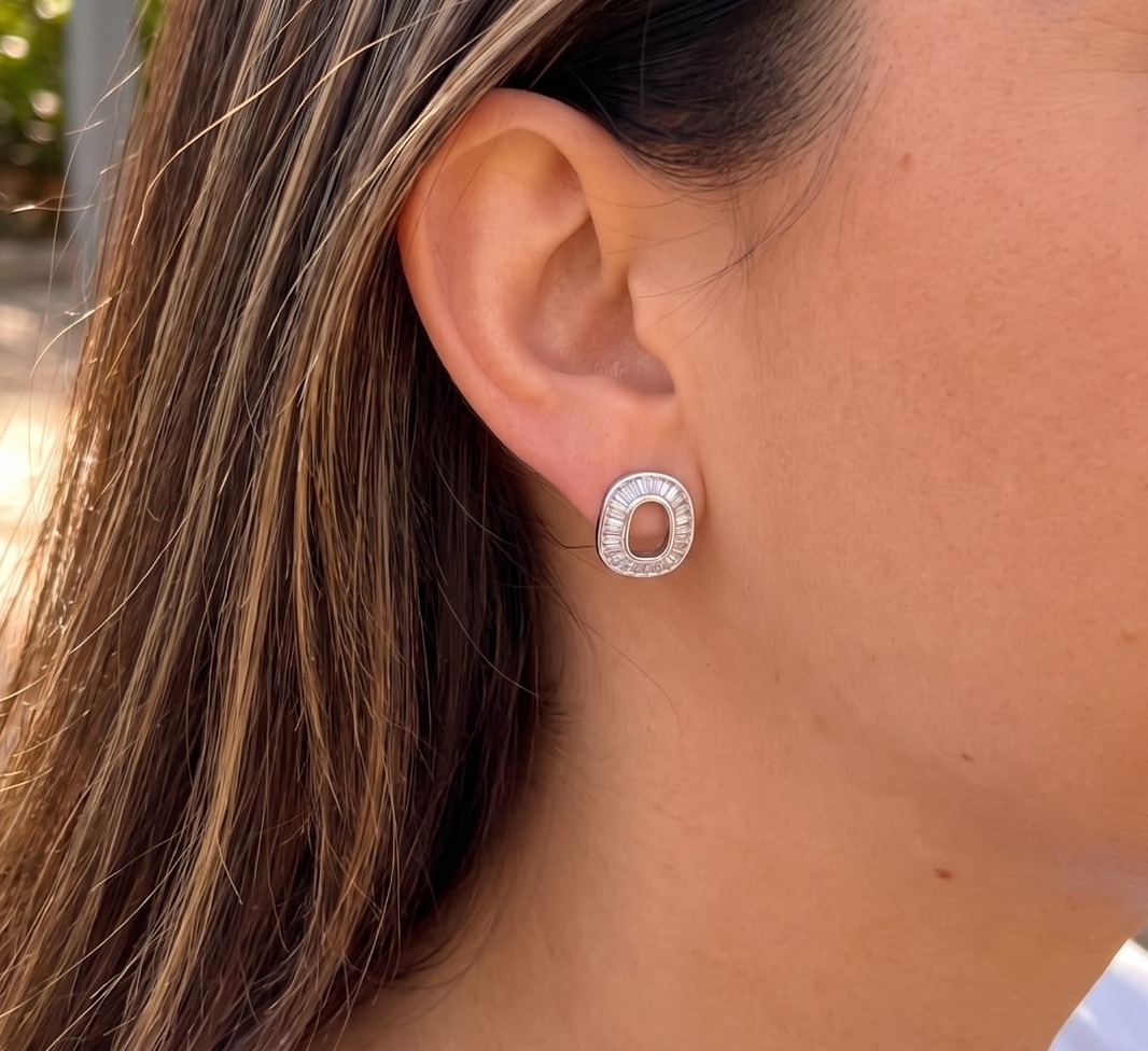 Brinco Oval Cravejado Com Zircônias Baguete Lumina Banhado A Ródio Branco