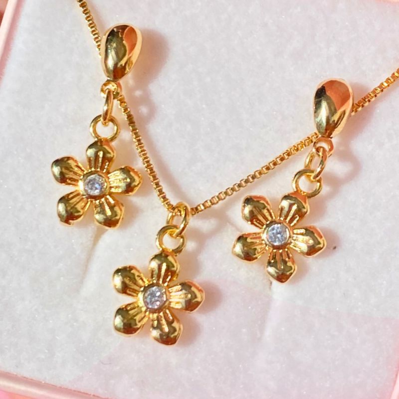 Brinco Trevo Com Zirconias Essencial Banhado Em Ouro