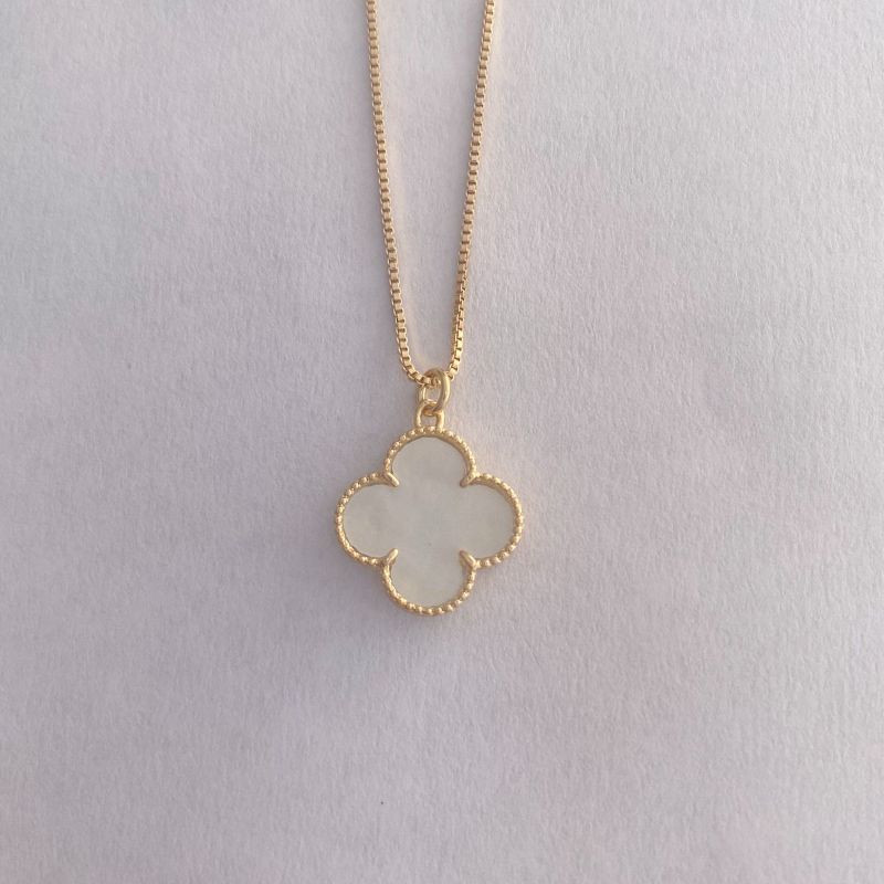 Colar Trevo Madre Pérola Essencial 45CM Banhado Em Ouro