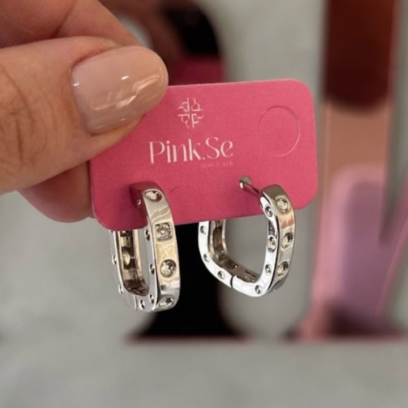 Brinco Argola Retangular Click Com Zirconias Médio Essencial Banhado Em Ródio