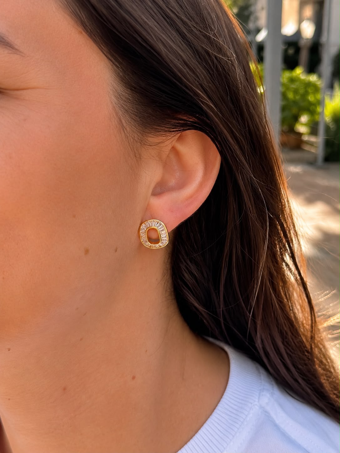 Brinco Oval Cravejado Com Zircônias Baguete Lumina Banhado A Ouro 18k