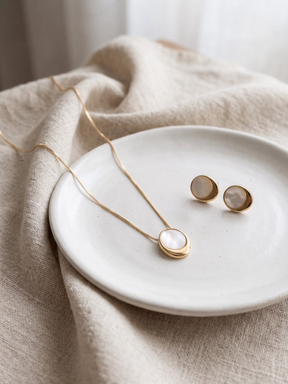 Brinco Madreperola Oval Design Conceitual Essencial Banhado Em Ouro