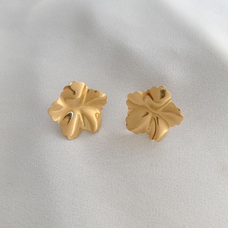 Brinco Flor Lisa Pequena Essencial Banhado Em Ródio