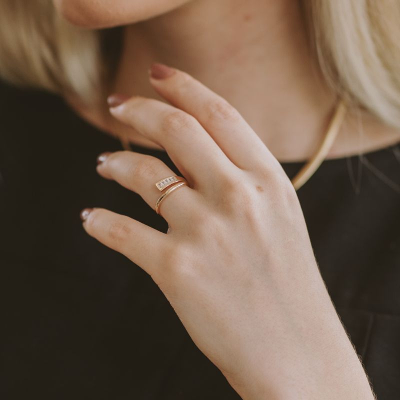 Anel Zirconia Baguete Régulavel Essencial Banhado Em Ouro 18k