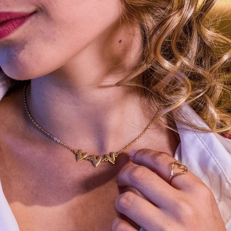 Colar Choker 3 Corações Curvadinho Aura 40CM Banhado Em Ródio