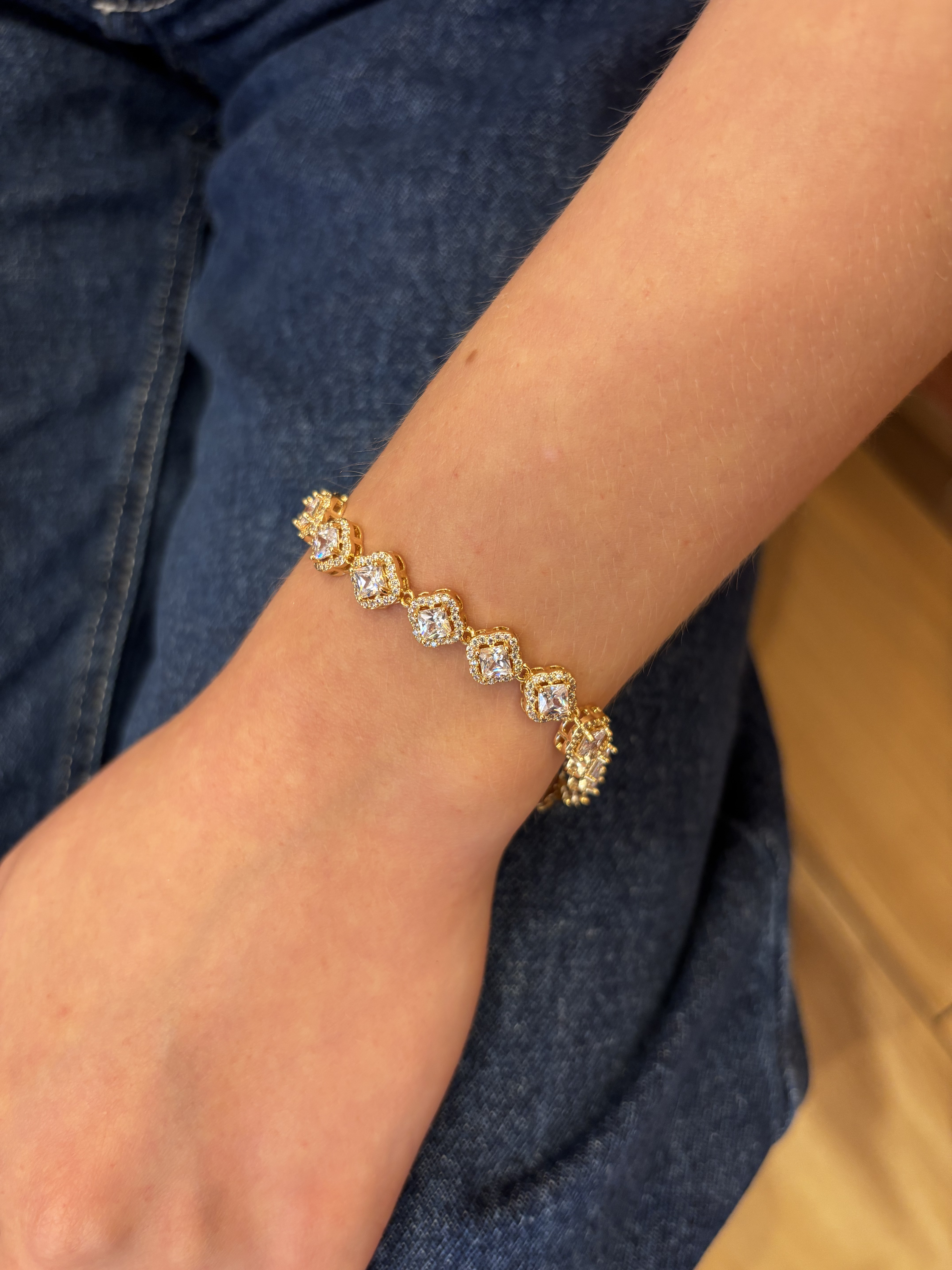 Pulseira Trevo Cravejada Cristal Virginia Banhado Em Ouro